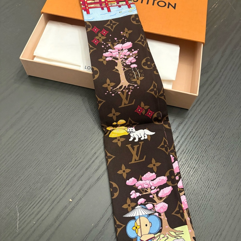 Louis Vuitton Japan Xmas Bandeau Vivienne Holiday 2021 Silk Scarf - Picture 7 of 9